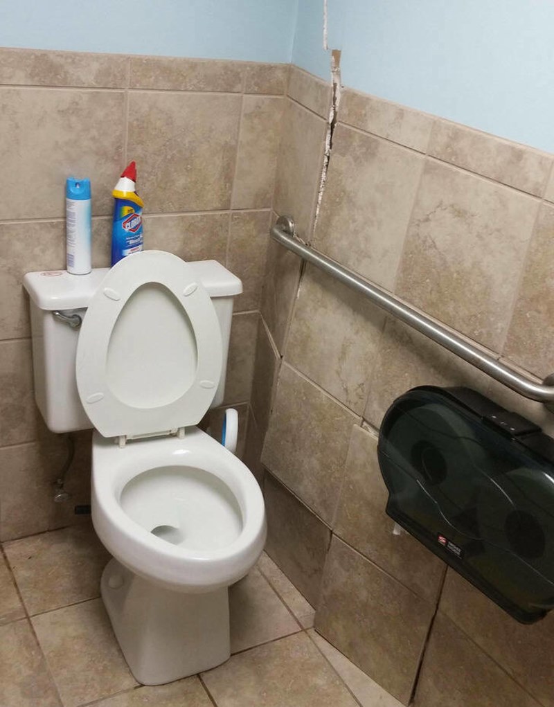 3. Sjedio sam na WC-u na poslu kad je odjednom viličar udario svom snagom u zid