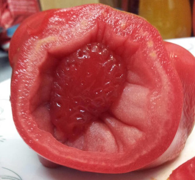 13. Pronašla sam nešto što nalikuje jagodi u rajčici koju sam razrezala