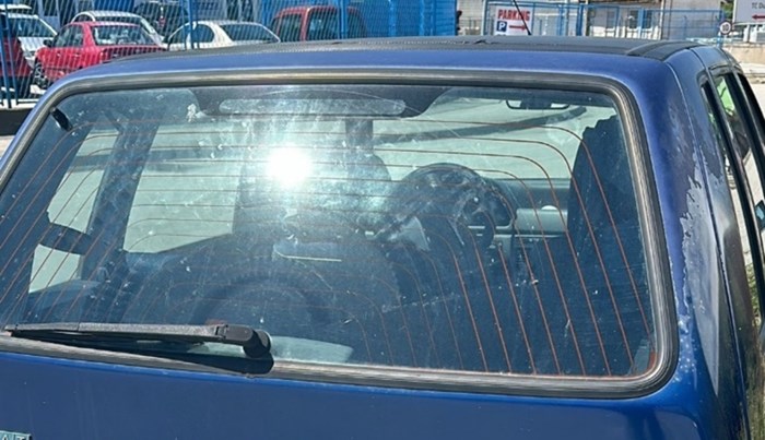 Splićanin je na gepek nalijepio poruku i objasnio zašto vozi tako stari auto, fotka je urnebesna