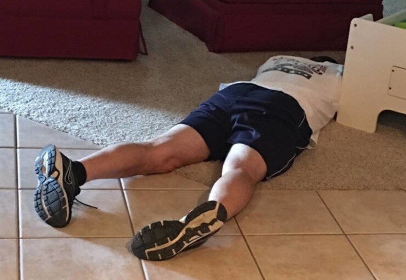 10. Tata je najavio da ide trčati i legao na pod da protegne leđa. Za pola sata smo ga našli u istoj pozi kako hrče.