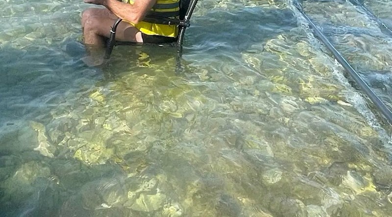 Način na koji se ovaj turist opušta u moru oduševio je ekipu na Fejsu, fotka je teški hit