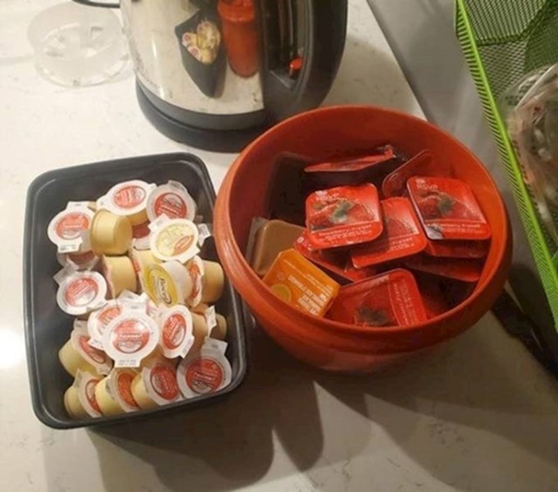 14. Kupili smo veliku kuću i preselili baku iz doma za starije i nemoćne kod nas. Odlučila je ponijeti zalihu svojeg "blaga" iz doma.