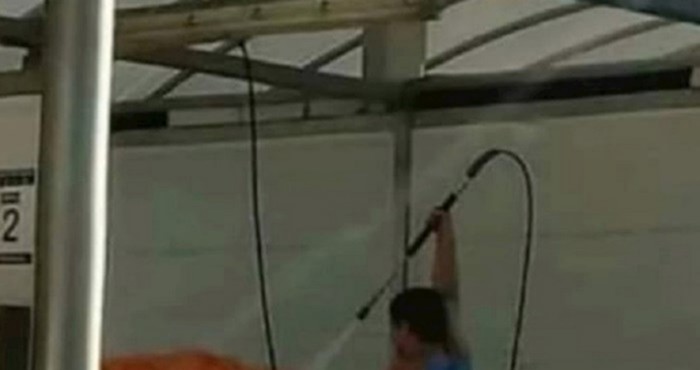 Prizor iz Dalmacije hit je na Fejsu, morate vidjeti što ovaj tip pere u autopraonici