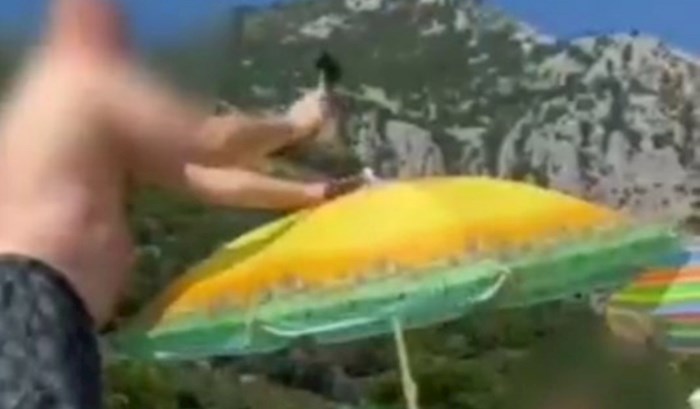 Snimka tipa koji na plaži postavlja suncobran nasmijala je cijeli Balkan, odmah ćete vidjeti zašto