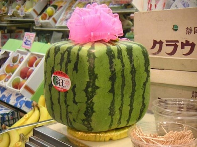 10. U japanskim supermarketima možete kupiti kockaste lubenice