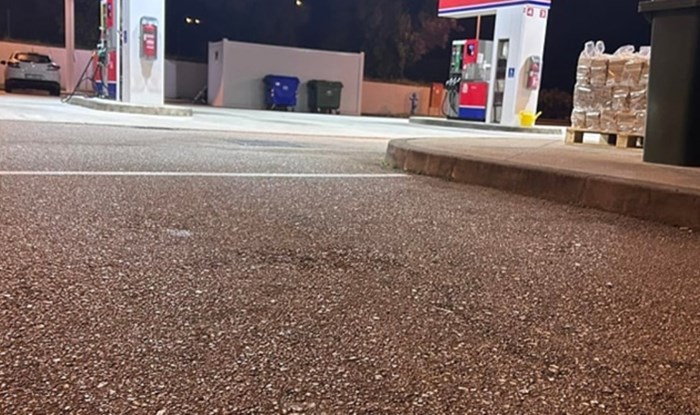Fotka s jedne benzinske postaje u Dalmaciji postala je teški hit na Fejsu, odmah ćete vidjeti zašto