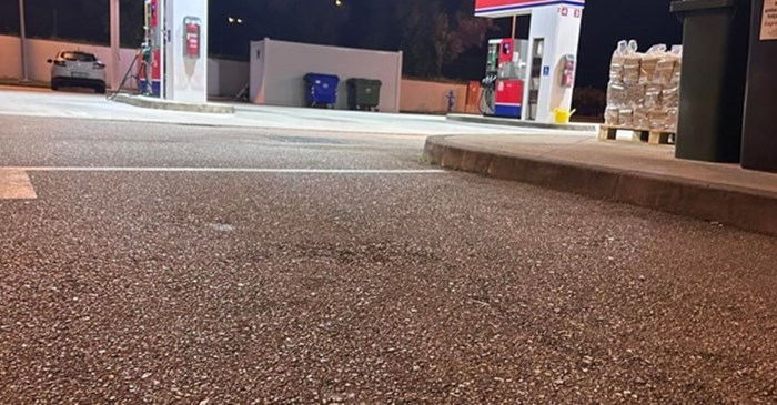Fotka s jedne benzinske postaje u Dalmaciji postala je teški hit na Fejsu, odmah ćete vidjeti zašto