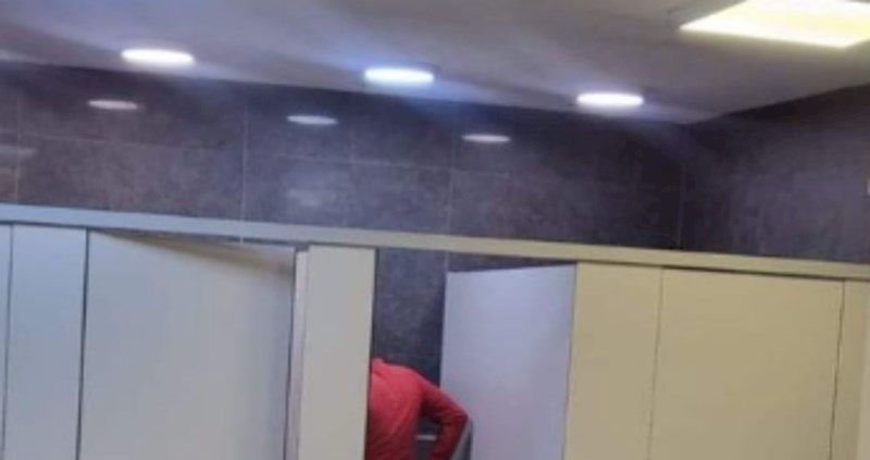 Netko je u wc-u jednog shopping centra primijetio nešto baš bizarno, morate vidjeti