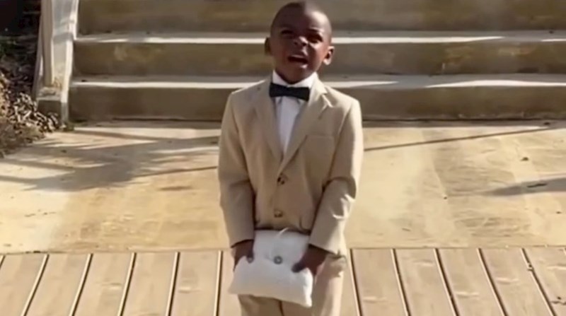 Klinac je na vjenčanju morao najaviti dolazak mladenke, prasnut ćete u smijeh kad vidite snimku