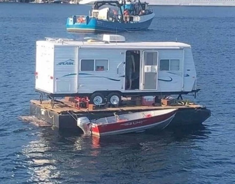 Polu brod polu kamper