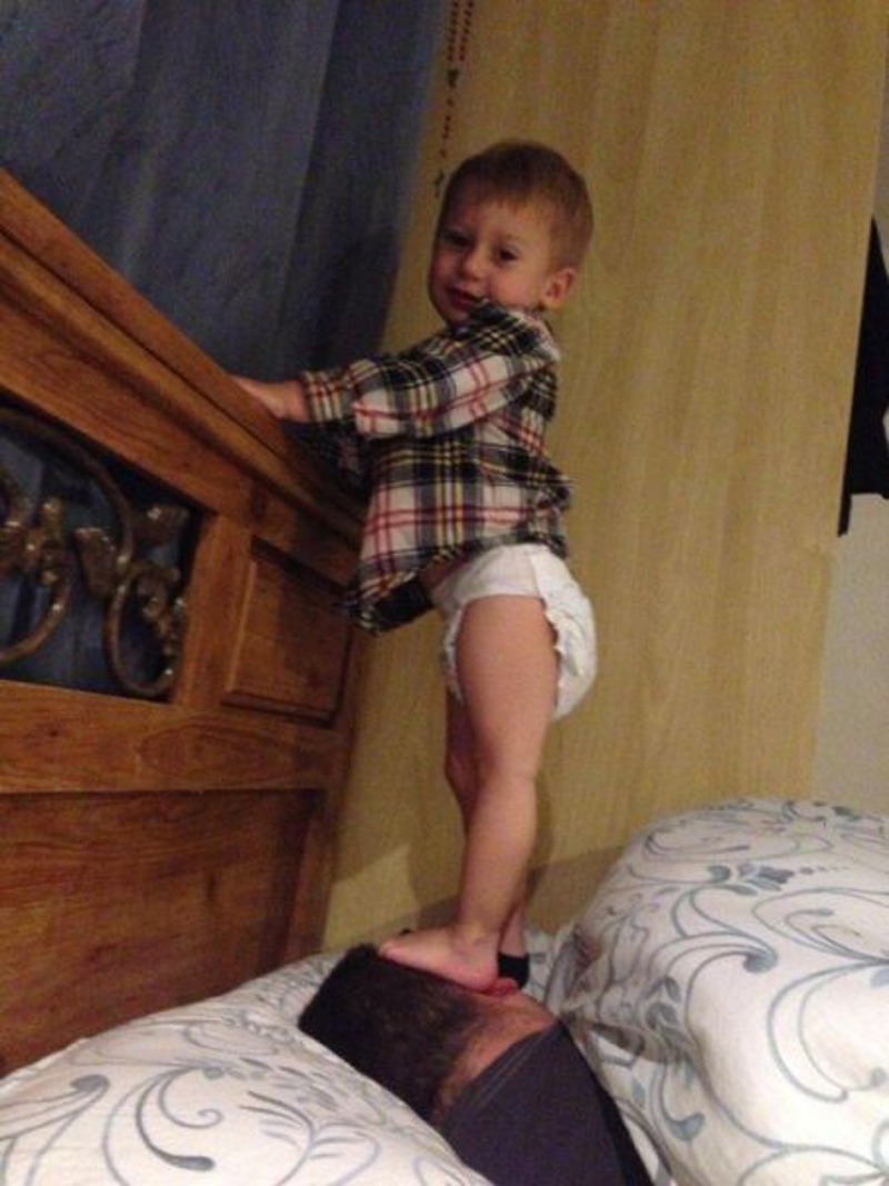 17. "Vidi mama, ovako se radi stoj na glavi!"