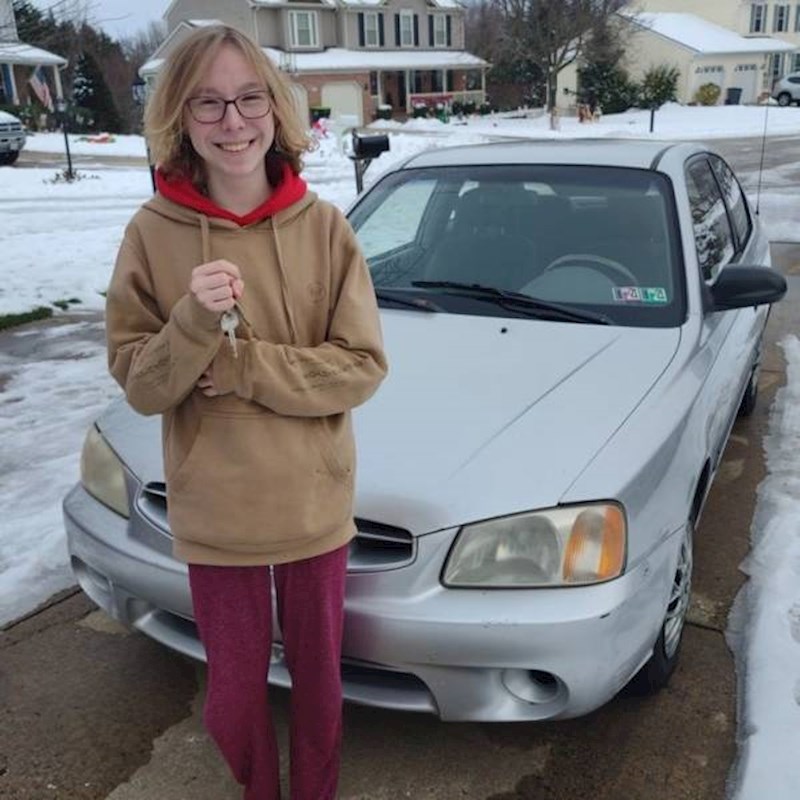 17. Ja i moj prvi auto. Znam, izgledam kao da ne bi smio voziti.