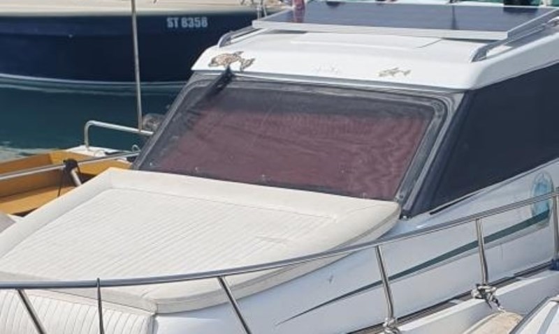 Netko je na privezanom brodu primijetio urnebesan natpis, morate vidjeti čime se bavi vlasnik