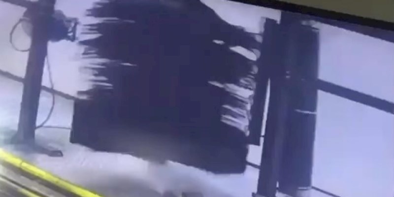 Nadzorna kamera uhvatila je urnebesnu nezgodu koju je doživio radnik autopraone, snimka je viralna