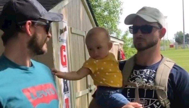 Klinka je prvi put upoznala tatinog brata blizanca, snimka je hit zbog njezine urnebesne reakcije