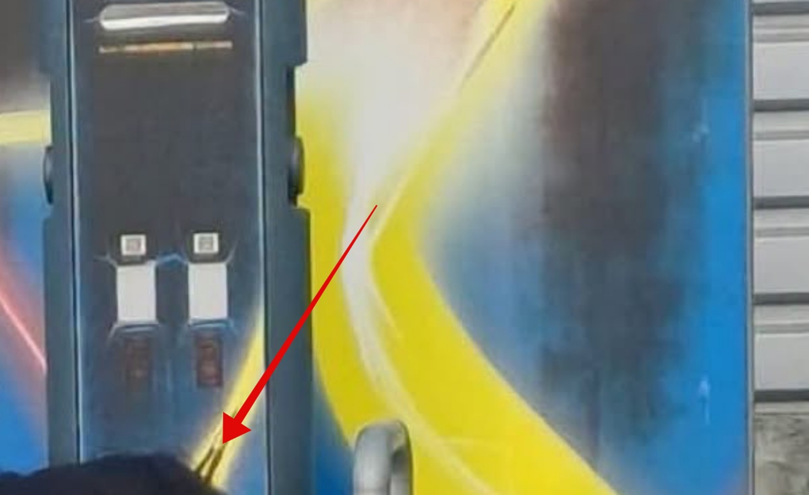 Prolaznik je kod punionice za električne aute snimio urnebesan prizor, ovoga ima samo na Balkanu