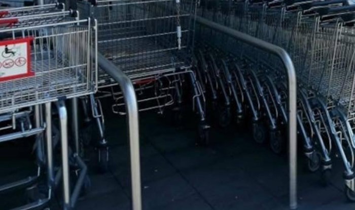Netko je pred supermarketom u Bratislavi snimio bizaran prizor, fotka je odmah postala hit