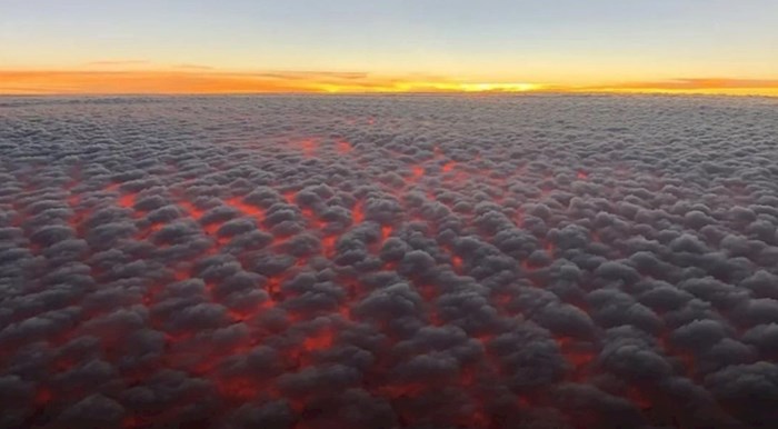 Netko je iz aviona snimio impresivan prizor, zalazak sunca snimljen iznad oblaka oduzet će vam dah