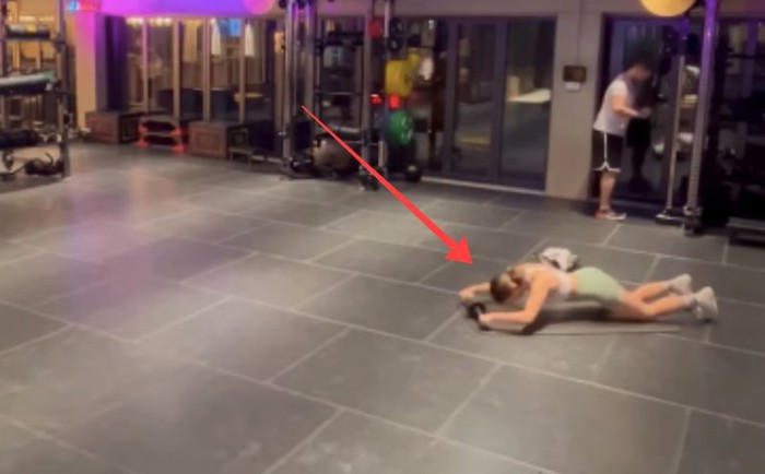 Vježbali su zajedno u teretani, a onda je tip curi priredio brutalan prank. Snimka je urnebesna!