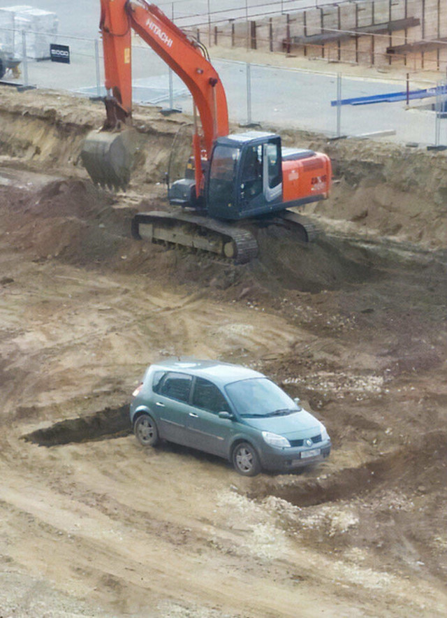 15. Pokraj moje kuće je gradilište i neki idiot je ondje jučer parkirao