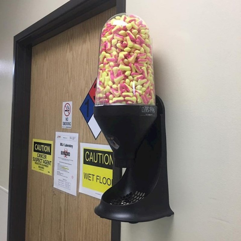 4. Šef je ispred svoga ureda postavio automat sa slatkišima. Koji su, usput budi rečeno, odvratni.