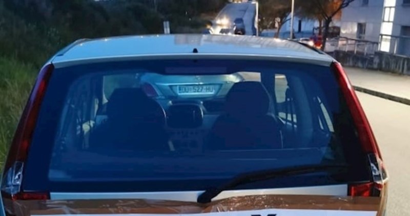 Netko je Splićaninu za auto zakačio urnebesan ukras, ovo nije moglo proći neprimijećeno