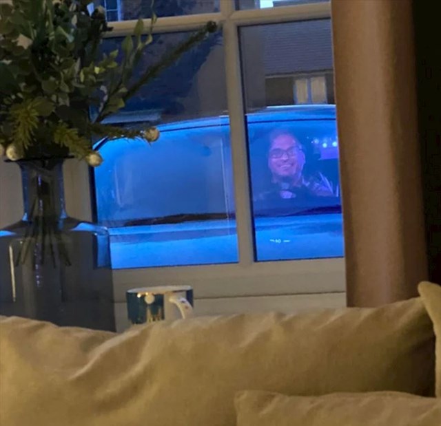 14. Moja je žena pogledala kroz prozor i ugledala savršenu refleksiju s TV-a na našem autu