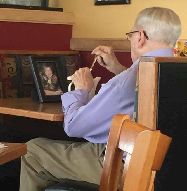 11. Čovjek nosi fotku svoje preminule žene sa sobom u zalogajnicu