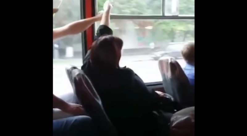 Bizaran konflikt između putnika u tramvaju hit je na mrežama, nećete moći vjerovati što gledate