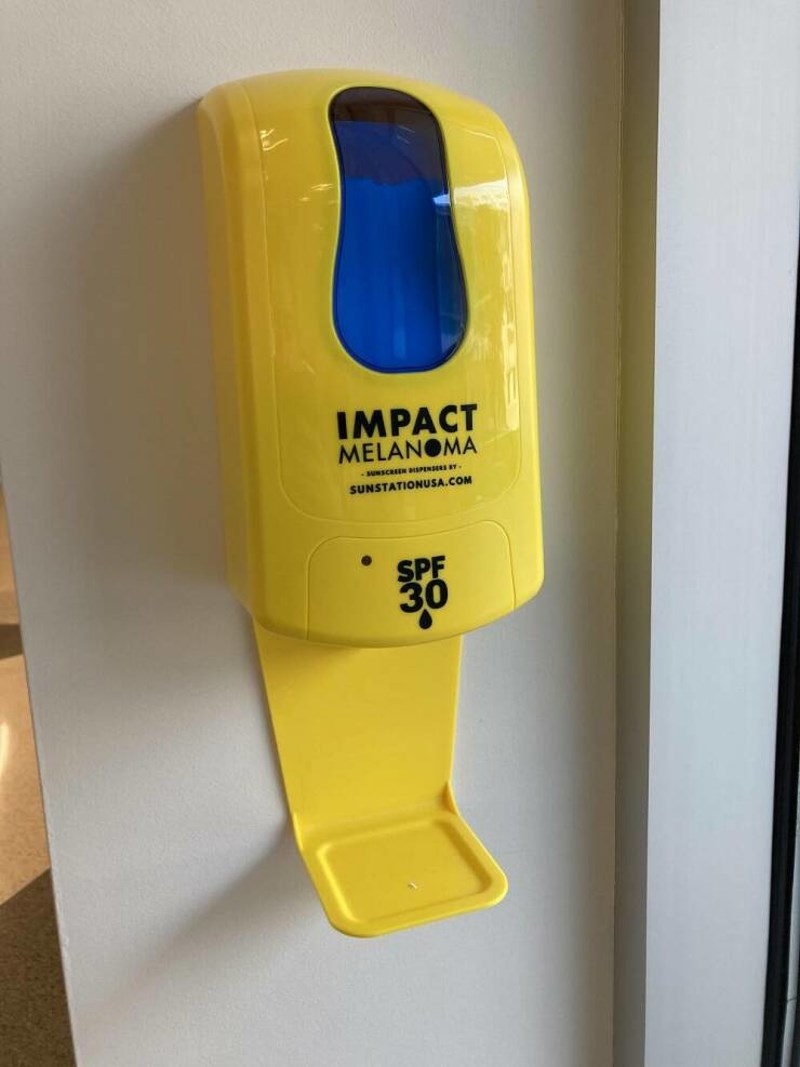 10. Na poslu imamo dispenzere s kremom za sunčanje