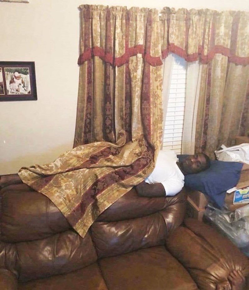 5. Frend je prespavao kod mene i zaboravio sam mu dati dekicu. Sutradan sam ga ovako zatekao.