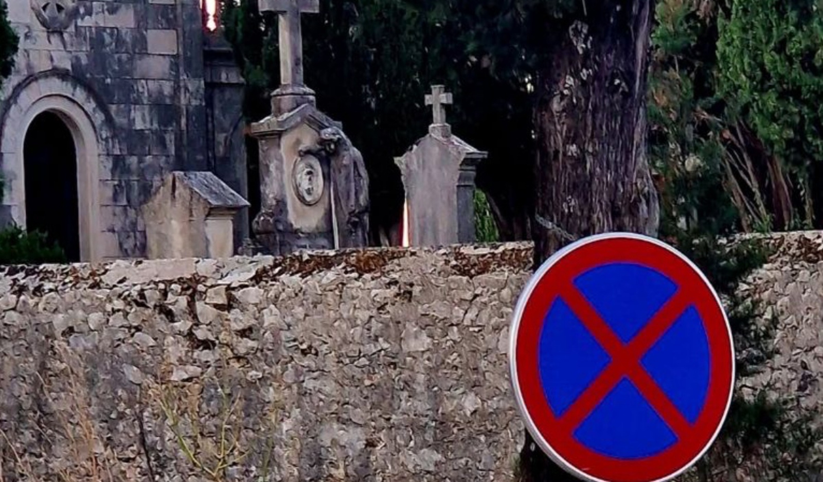 Na groblju je osvanuo bizaran natpis ispod znaka zabrane parkinga, fotka je nasmijala cijelu zemlju
