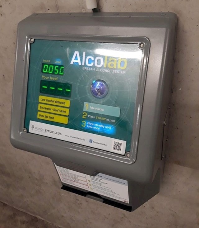 13. Ovo parkiralište ima automat na kojem možete provjeriti imate li alkohola u krvi i jesti li u stanju voziti auto.