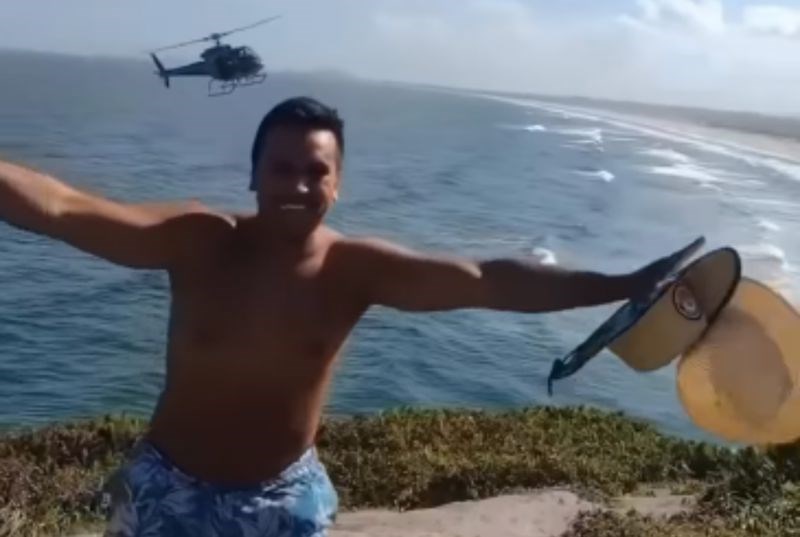 Pilot helikoptera u pozadini oduševio je internet svojim potezom, snimku su pregledali milijuni