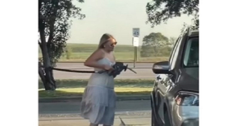 Došla je natočiti gorivo i postala viralni hit, milijuni umiru od smijeha na muke ove žene