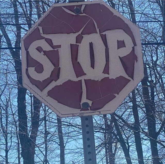 6. Znak "stop" toliko je star da izgleda kao logo nekog death metal benda