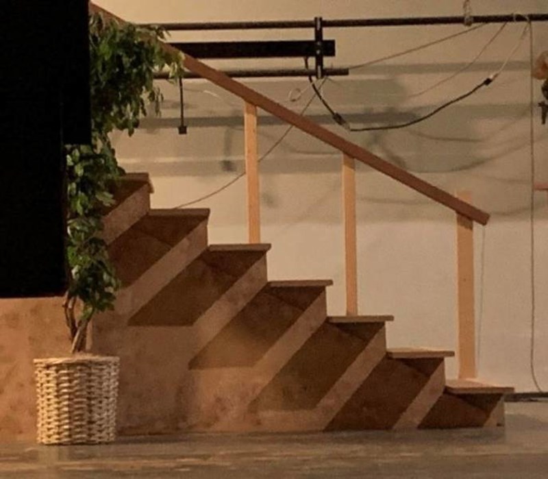 1. Zbog sjene izgleda kao da je na stepenicama još jedan set stepenica