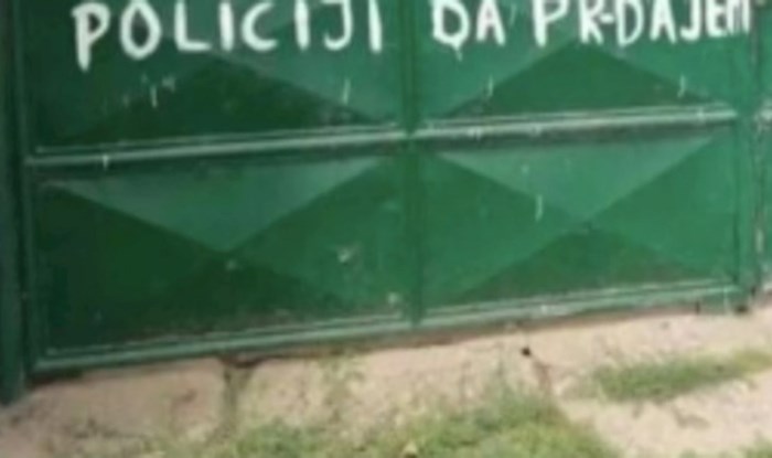 Fotka iz sela u BiH nasmijala je cijelu regiju, morate vidjeti što je osvanulo na nečijoj ogradi