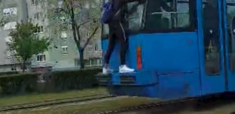 Tip je izveo nešto suludo da izbjegne plaćanje tramvajske karte, fotka iz Zagreba je hit dana