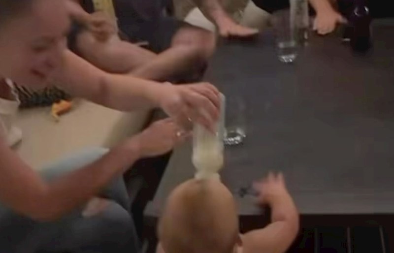 Način na koji beba pije mlijeko iz bočice oduševio je čitav internet, morate vidjeti hit snimku