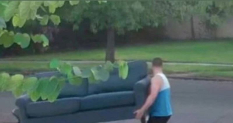 Tip je smislio kako da bez ičije pomoći prenese težak kauč, ovo je istovremeno urnebesno i genijalno