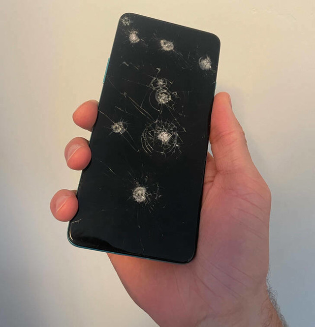 5. Moj sin isprobao je svoju novu pušku za airsoft na mojem mobitelu