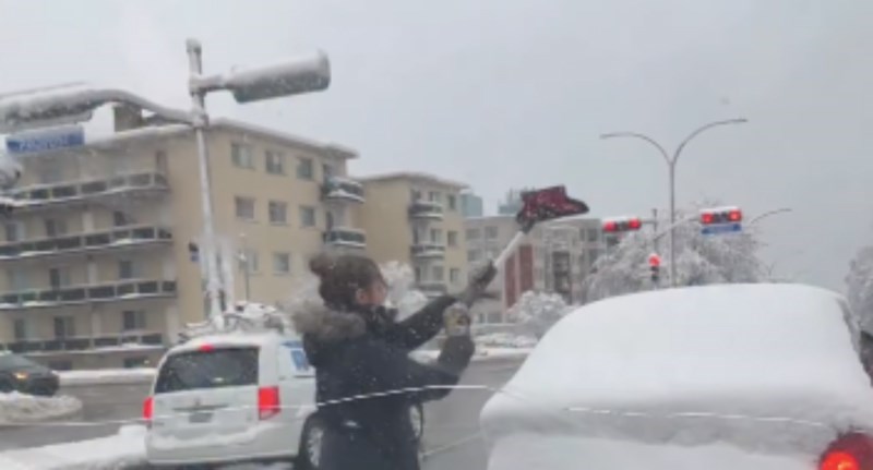 Ženu je živcirao snijegom zatrpan auto u prometu, morate vidjeti njezino urnebesno rješenje problema