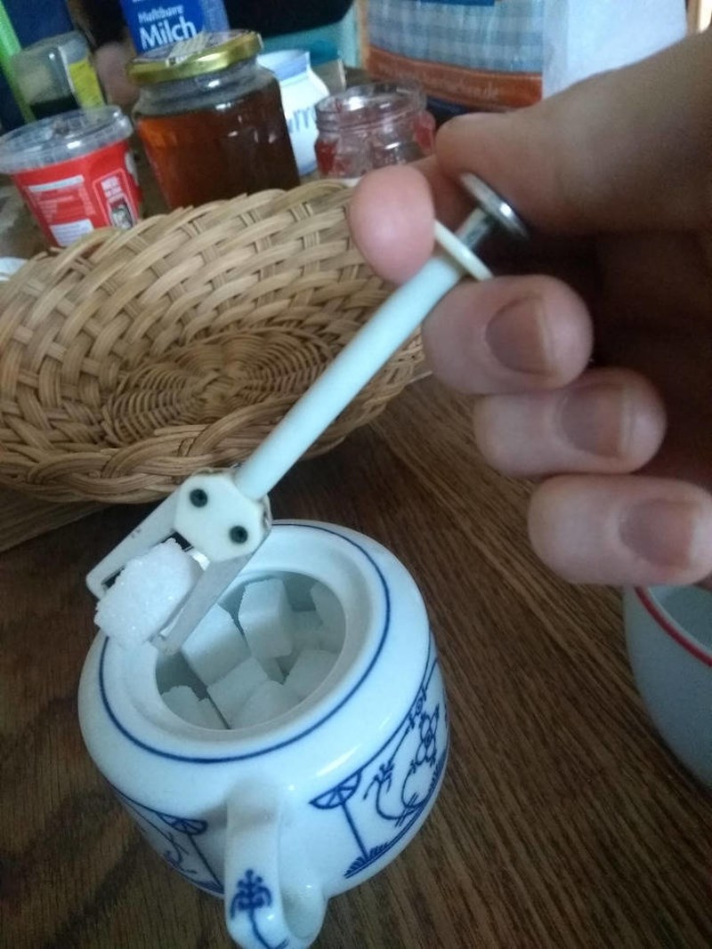 9. Ovaj jedinstveni alat za uzimanje šećernnih kocki 👍🏼