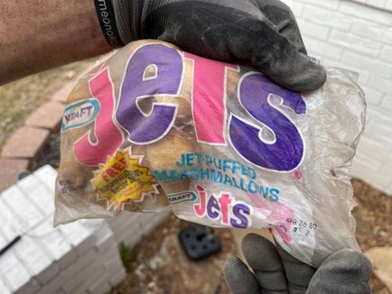 12. Pronašao sam omot slatkiša iz 70-ih u bakinom stanu.