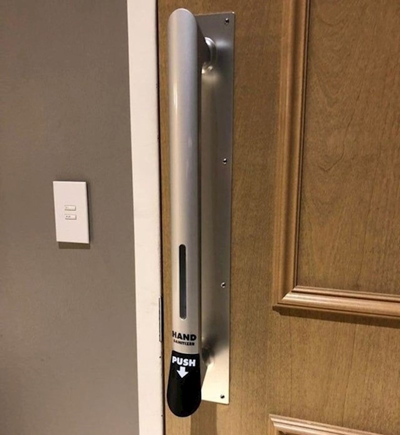 "Ova kvaka na vratima ima ugrađen dozator za dezinfekcijsko sredstvo."