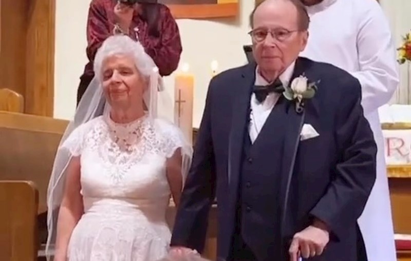 Snimka s vjenčanja ovog starijeg para izazvala je podijeljene reakcije na IG-u, razlog je bizaran