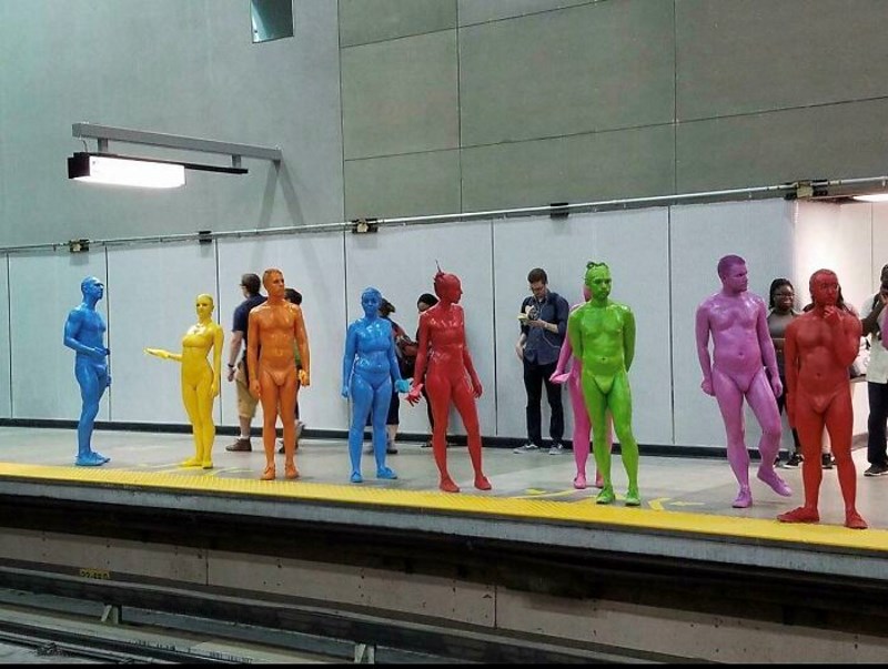 17. Šareni ljudi čekaju vlak u Melbourneu