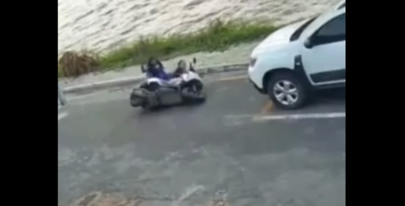 Tip je pokušao pomoći curama koje su pale s motora, snimka onoga što je uslijedilo teški je hit