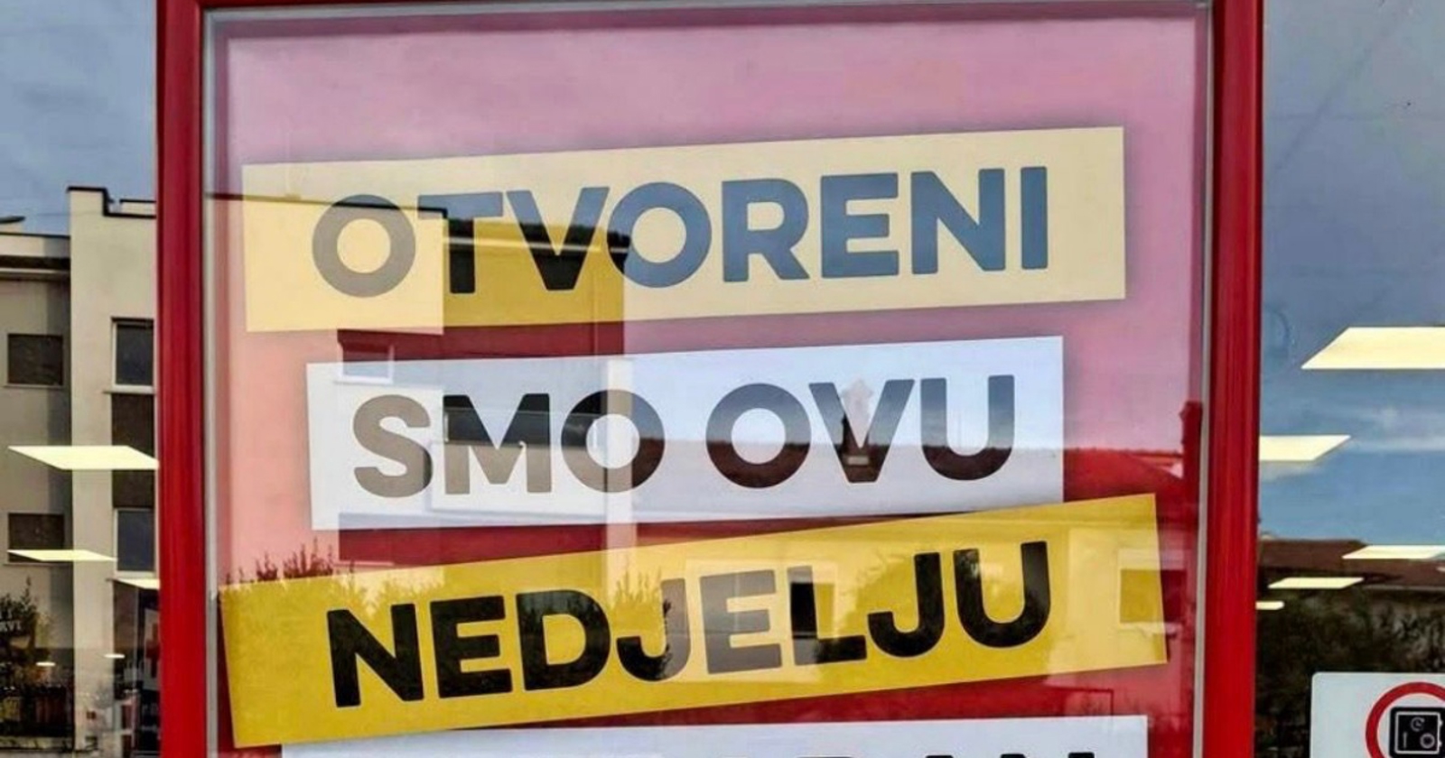 Kupac je ispred jednog supermarketa fotkao čudan natpis, ovo nema baš nikakvog smisla